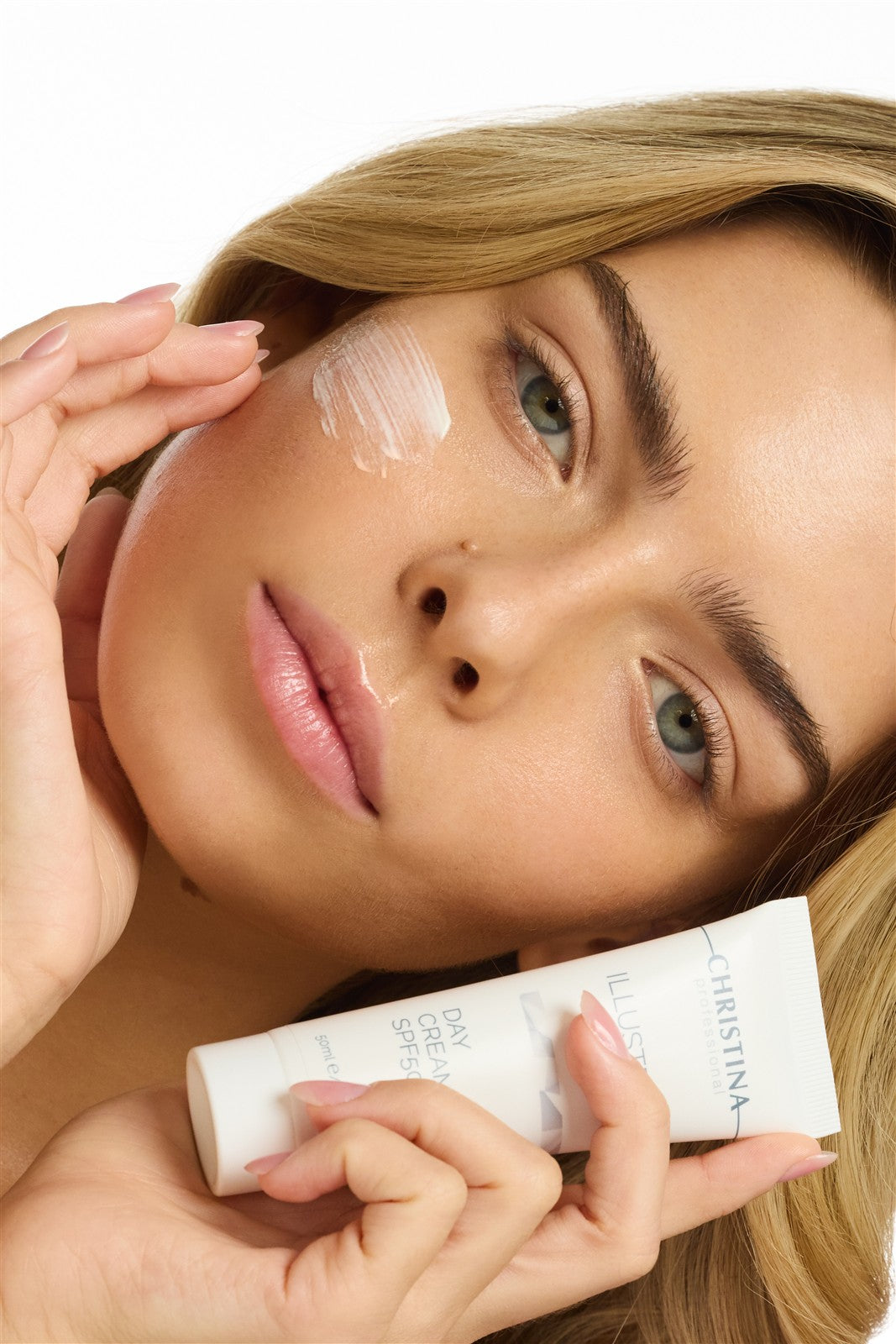 Christina Illustrious — kuracja na przebarwienia po ciąży i skórę palacza