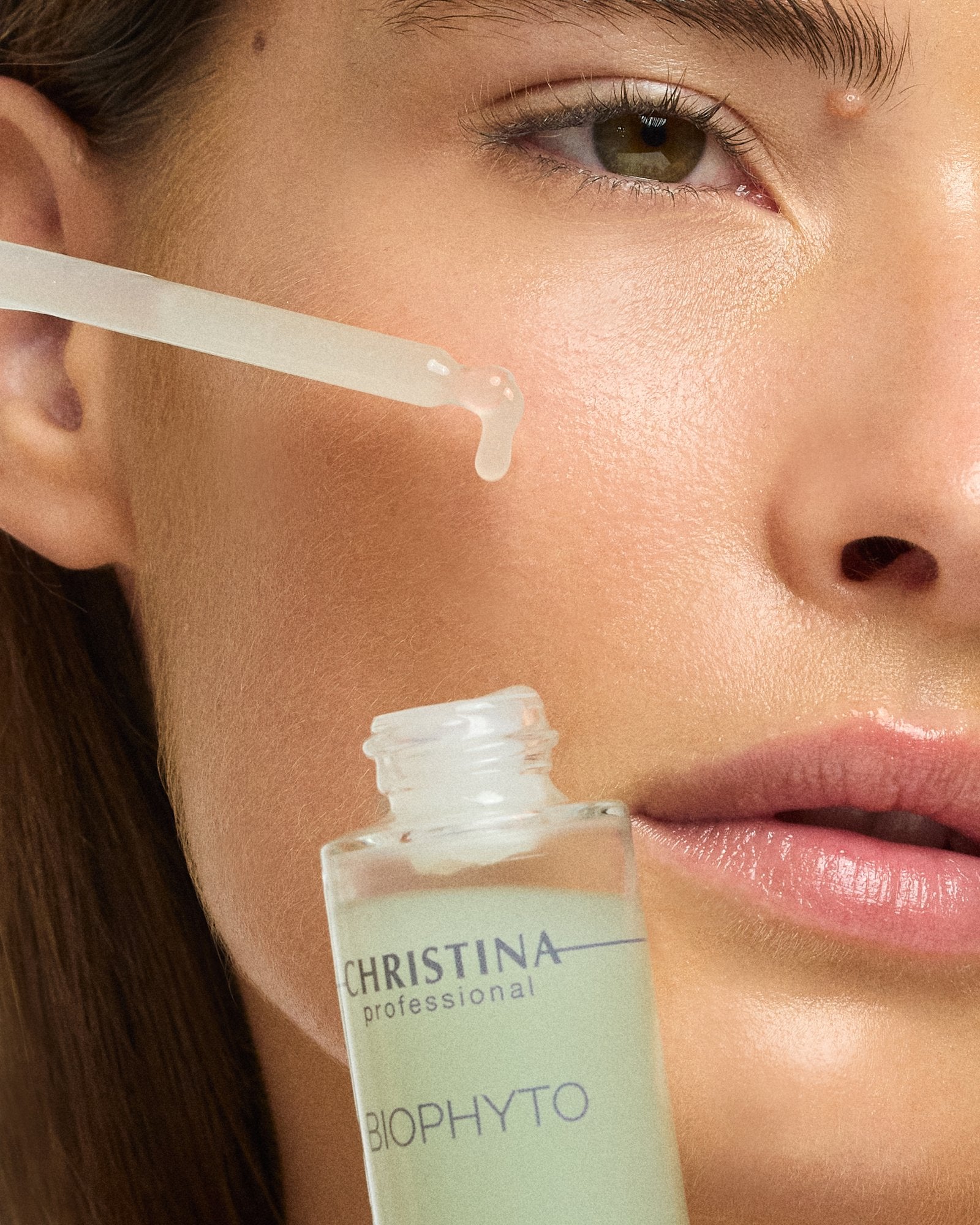 BioPhyto Absolute Detox Serum — szczegół z modelką